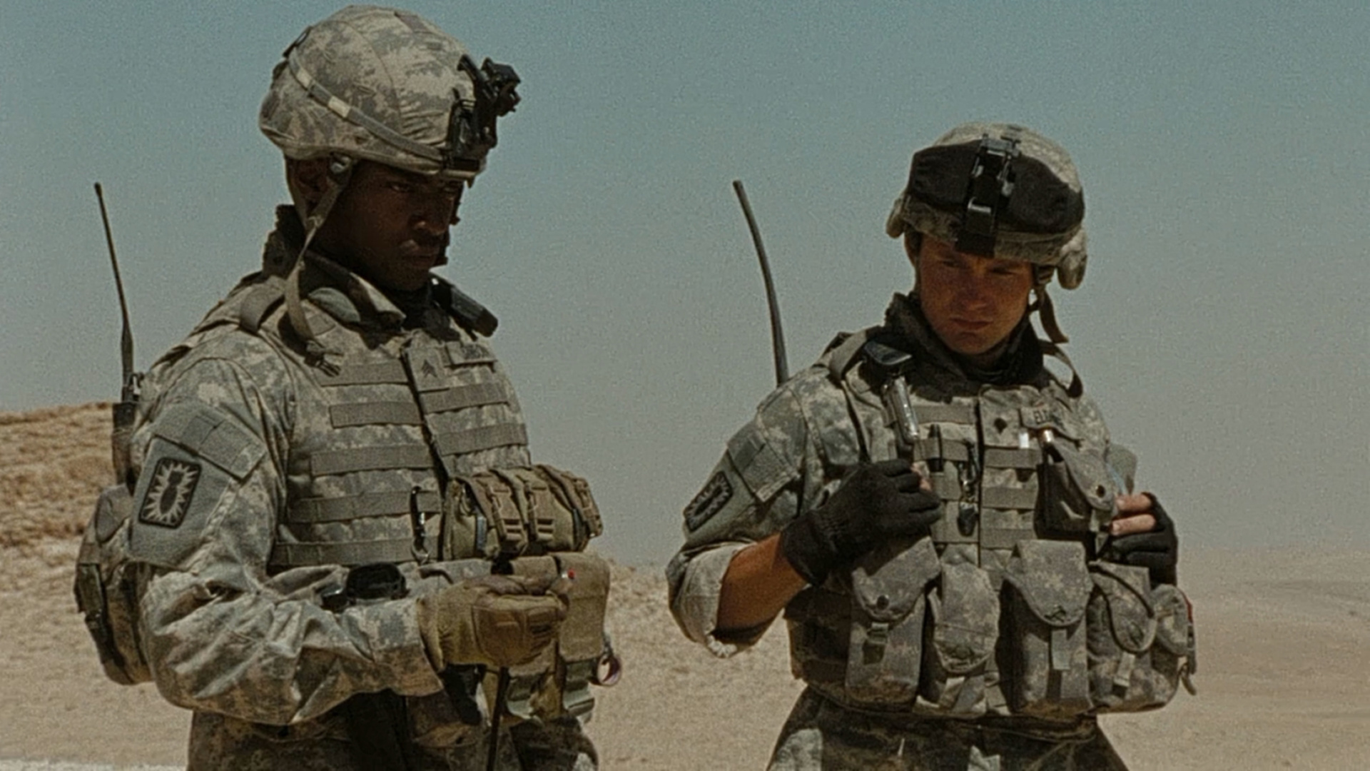 Why do American soldiers always wear goggles?Don't be fooled by war