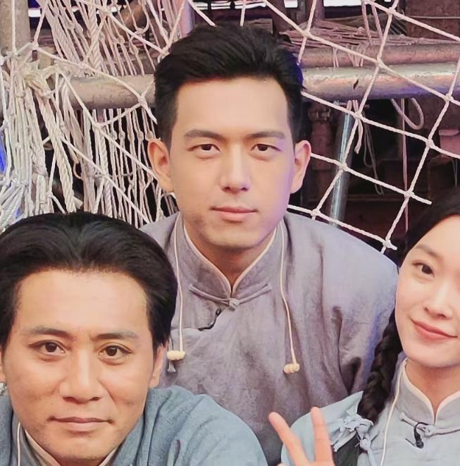 Yang Zi and Deng Lun take a picture in the same frame, the two are