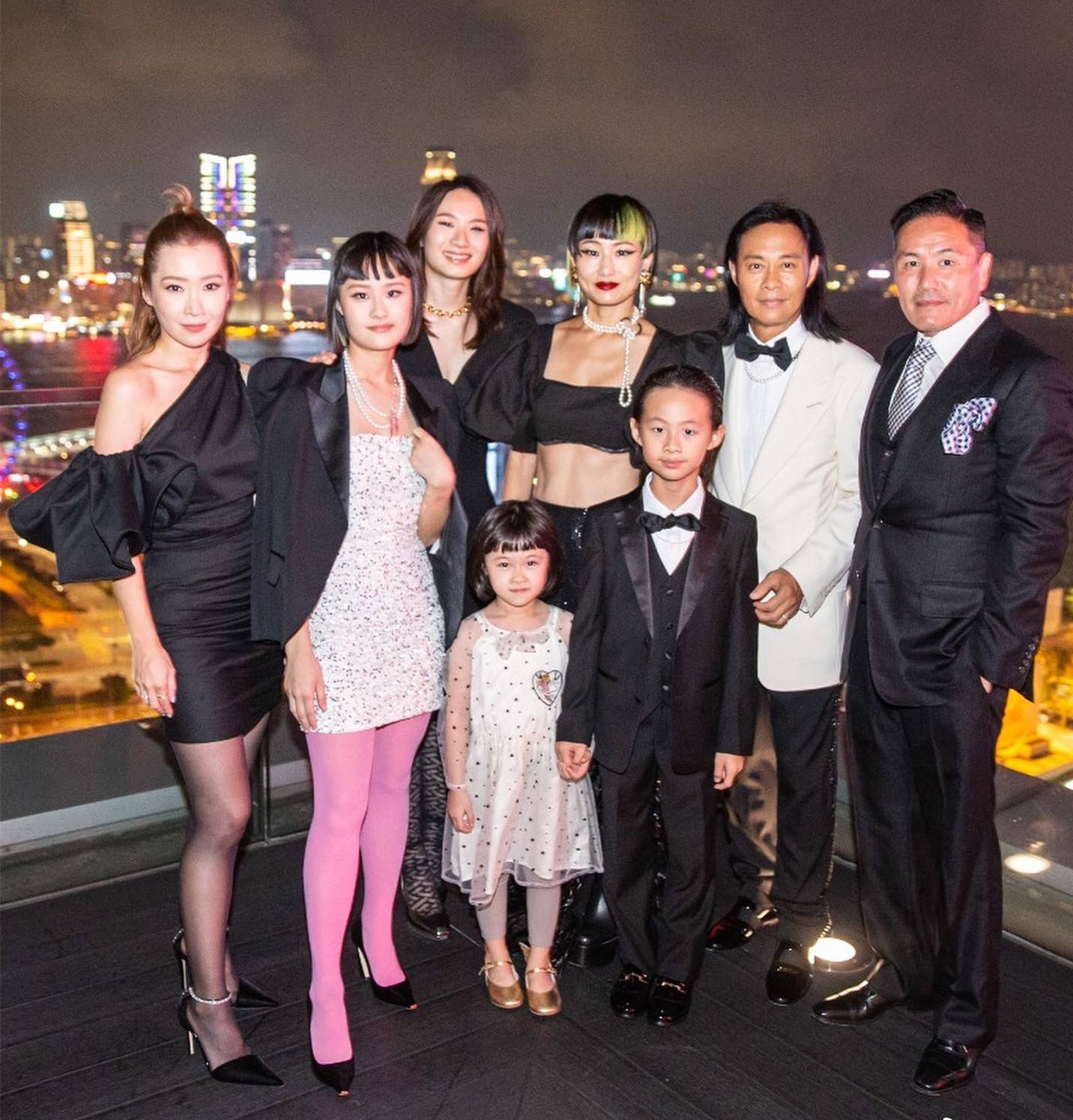 The grasshopper group Cai Yizhi celebrated their 15th wedding ...