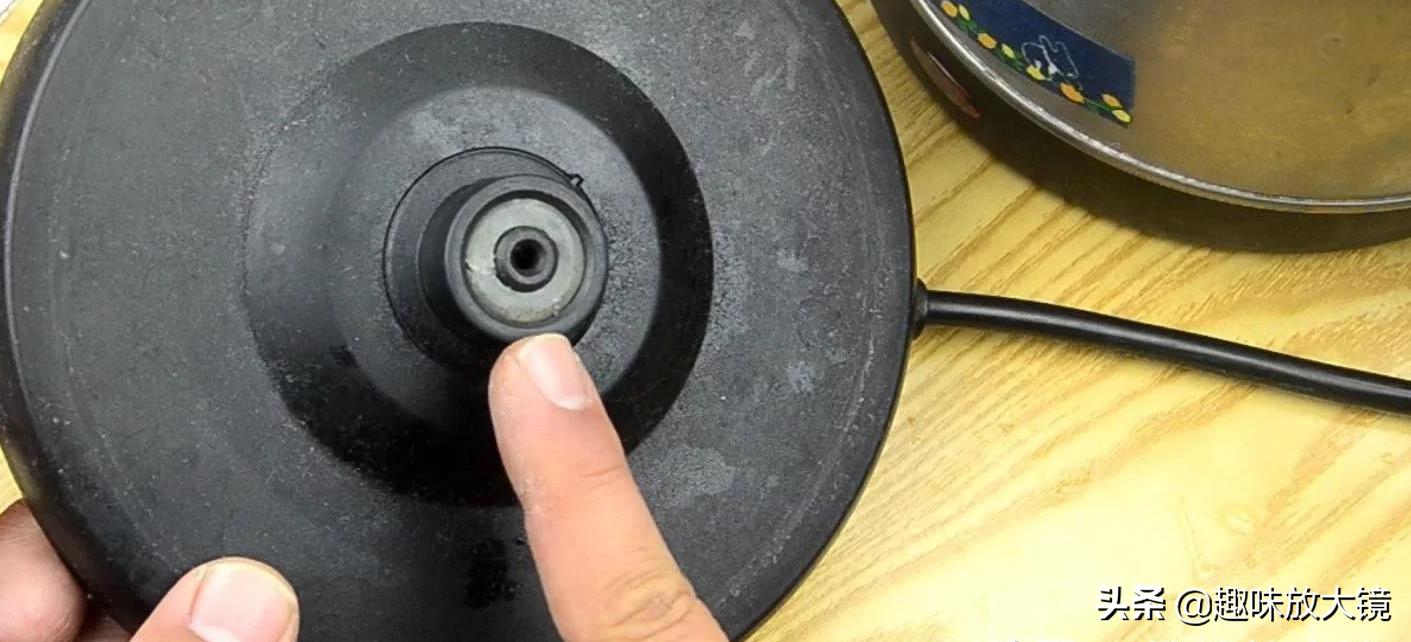 The electric kettle is broken. It's easy to fix it. The guy will teach