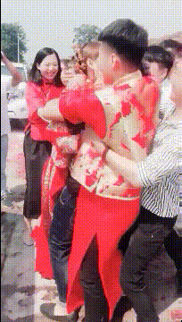 笑到肚子疼的GIF:你这么对新娘子开玩笑,迟早有一天坟头会长草的