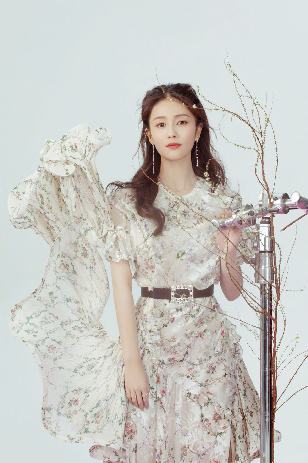 Bailu's gentle stage style, a floral dress is full of freshness and ...