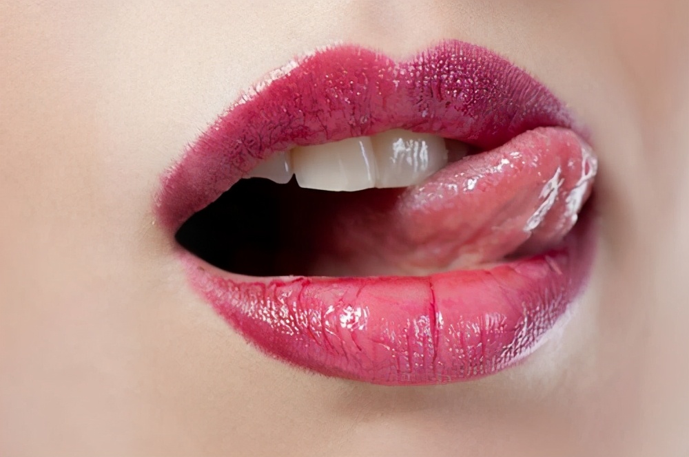 What does female licking represent in psychology? - iNEWS