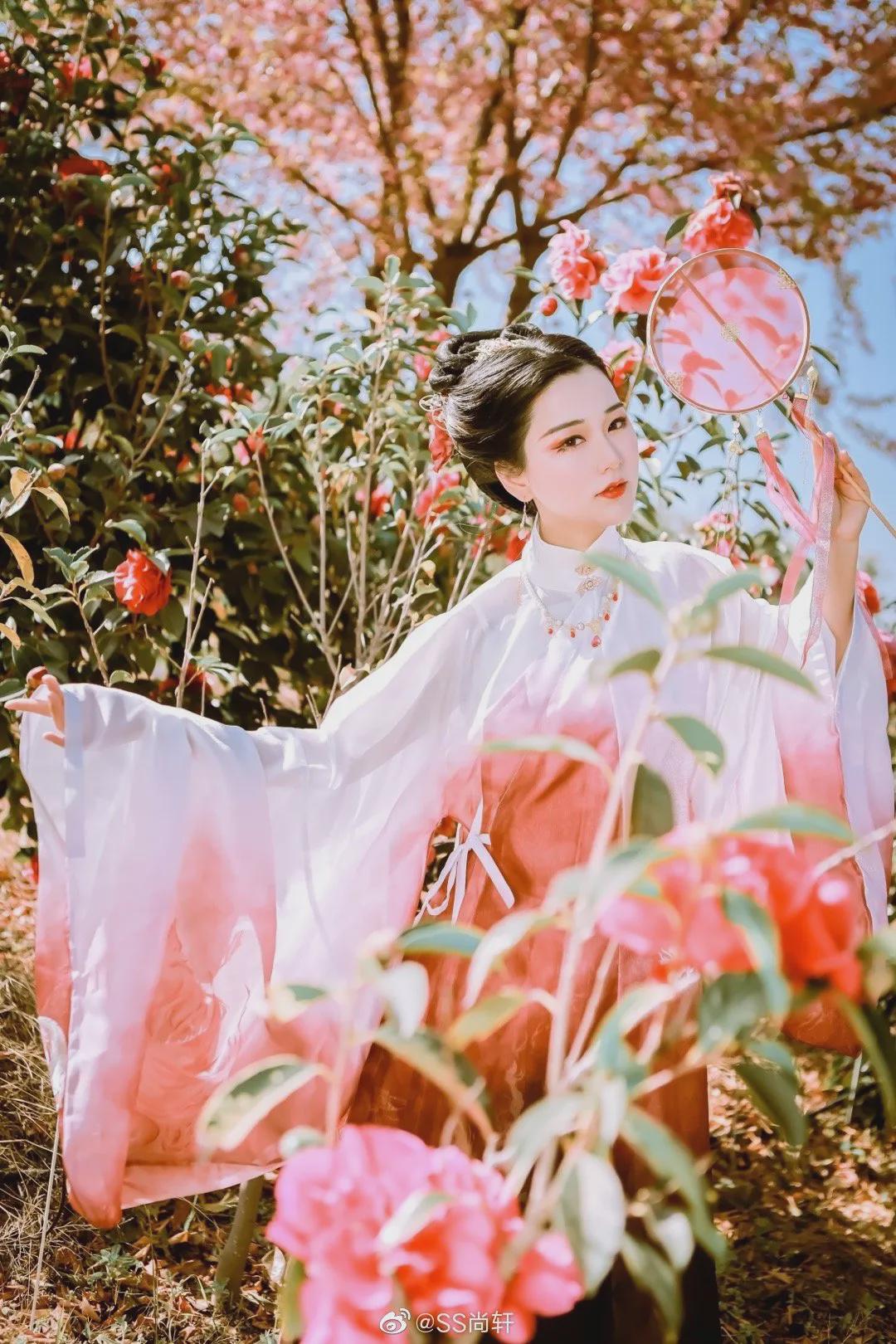 Little Fairy in Hanfu Spring Return is at the height of flowers iNEWS