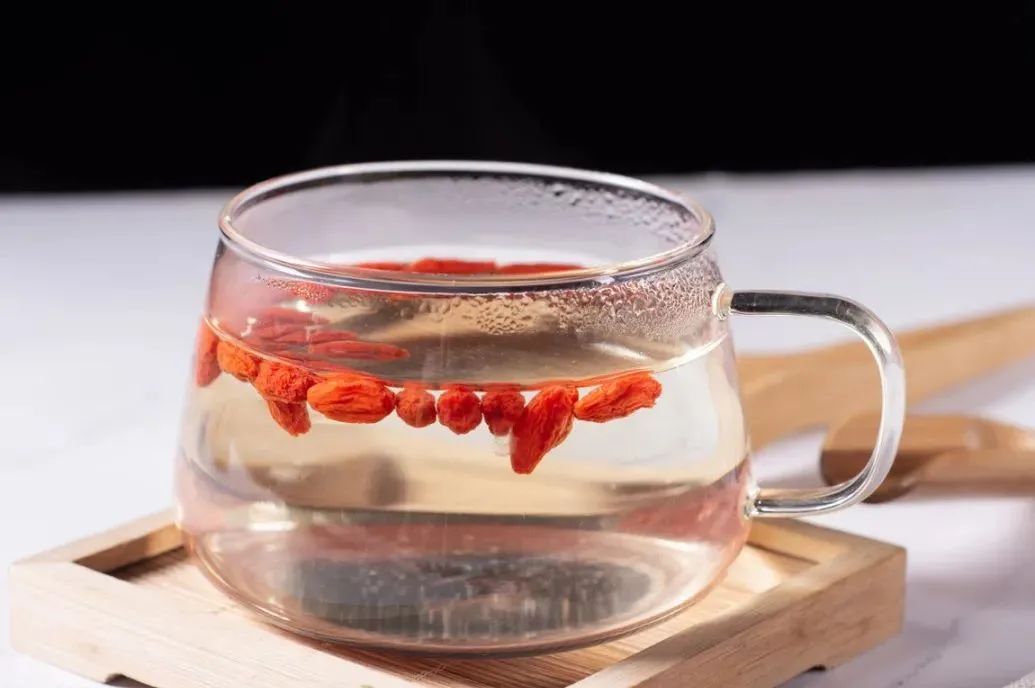 The thermos cup used by the girl exploded and hurt her eyeballs. Why