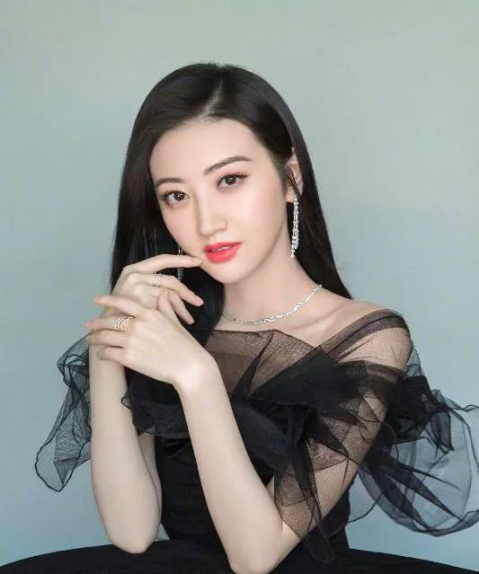 Jing Tian wrapped her whole body in silk stockings?They are so thin ...