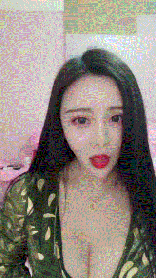 邪恶妹子动图图片：穿裙子，搭上这种身材就是天作之合了！
