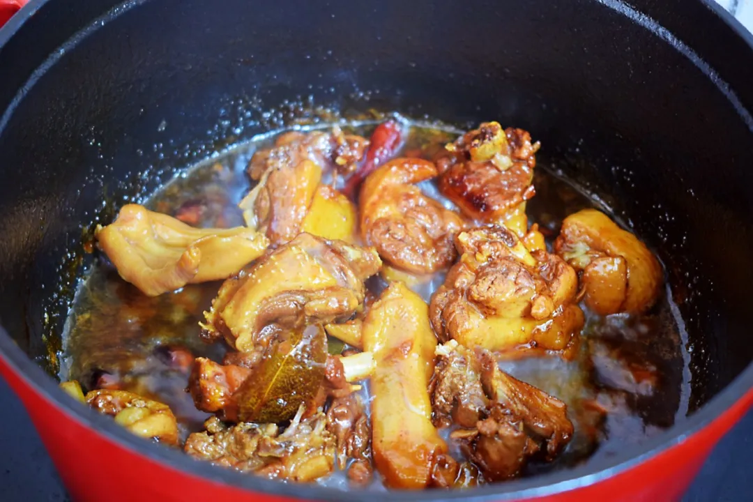家常美食：红烧鸭子做法，酥烂入味，色泽鲜亮鲜嫩可口