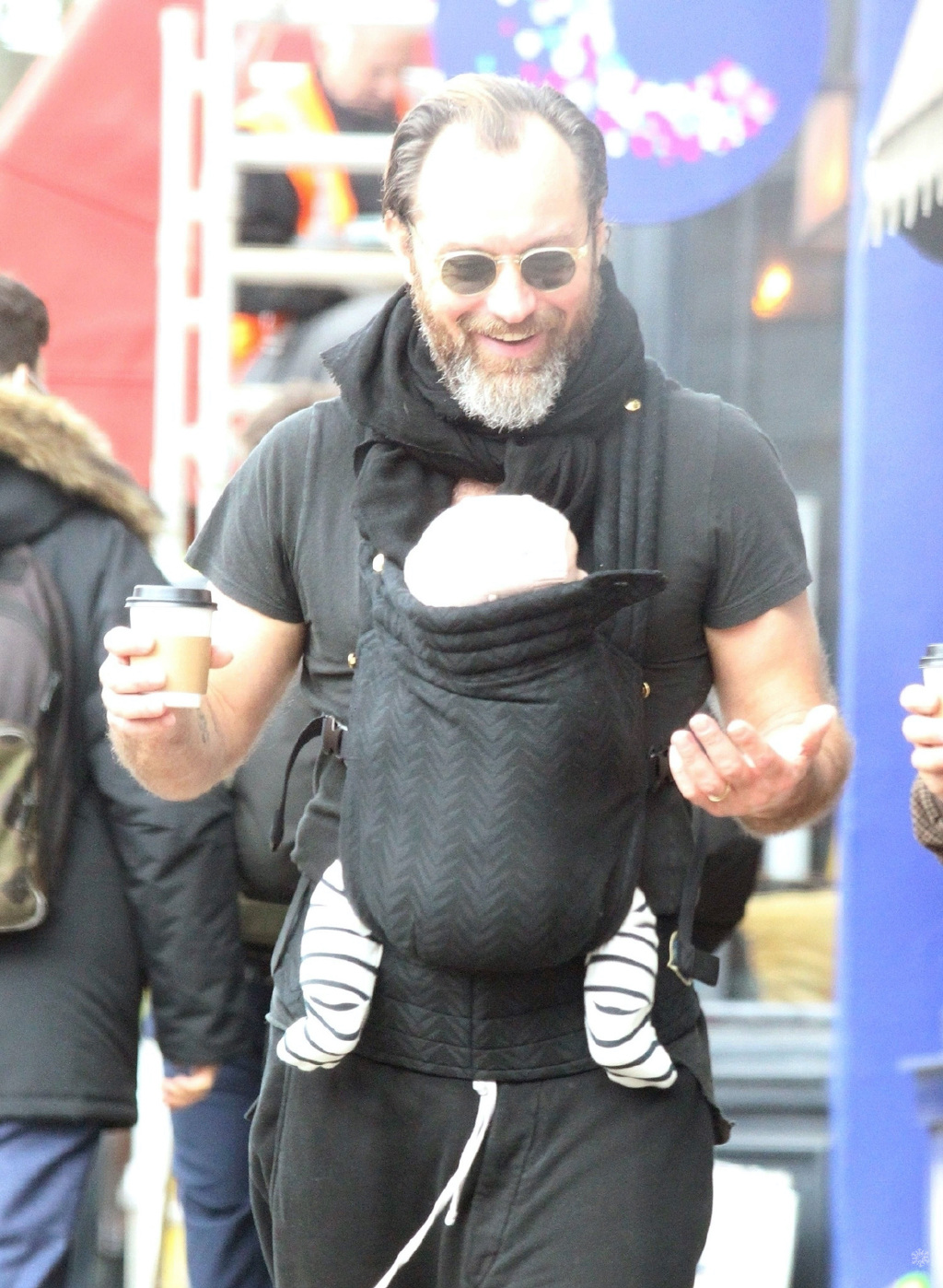 47-year-old Jude Law jogging in a new street shoot, white face and Hu ...