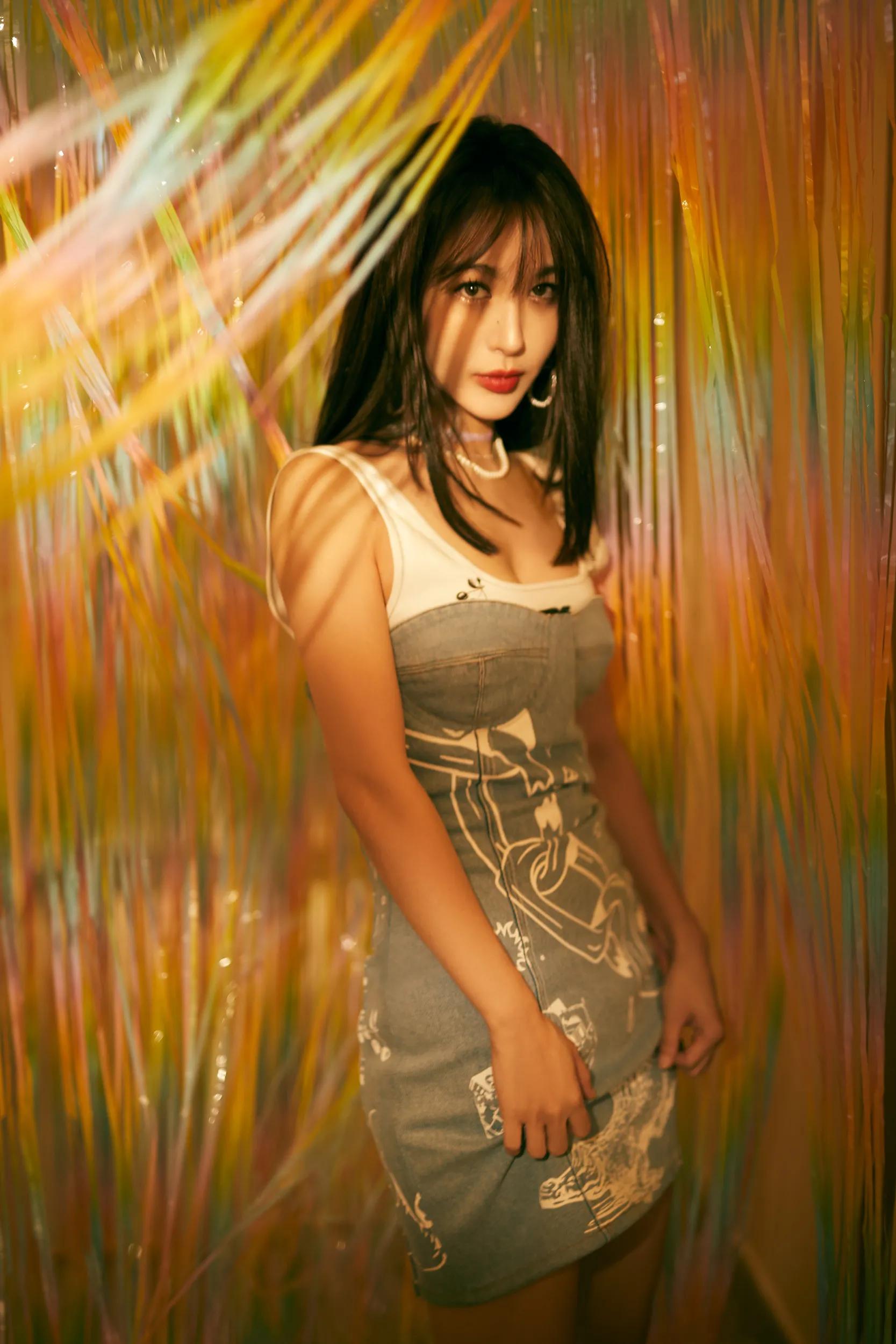 Li Fei'er wears a denim dress with pearl jewelry, shining brilliantly