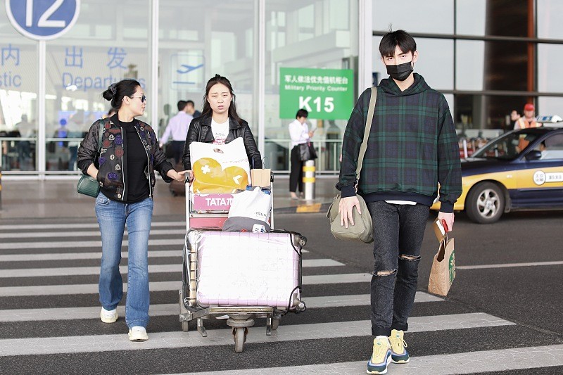 Chen Feiyu and his mother Chen Hong are walking together. The mother ...