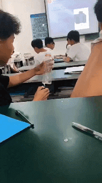 笑哭的动态图：很奇怪么？我只是上来充电的