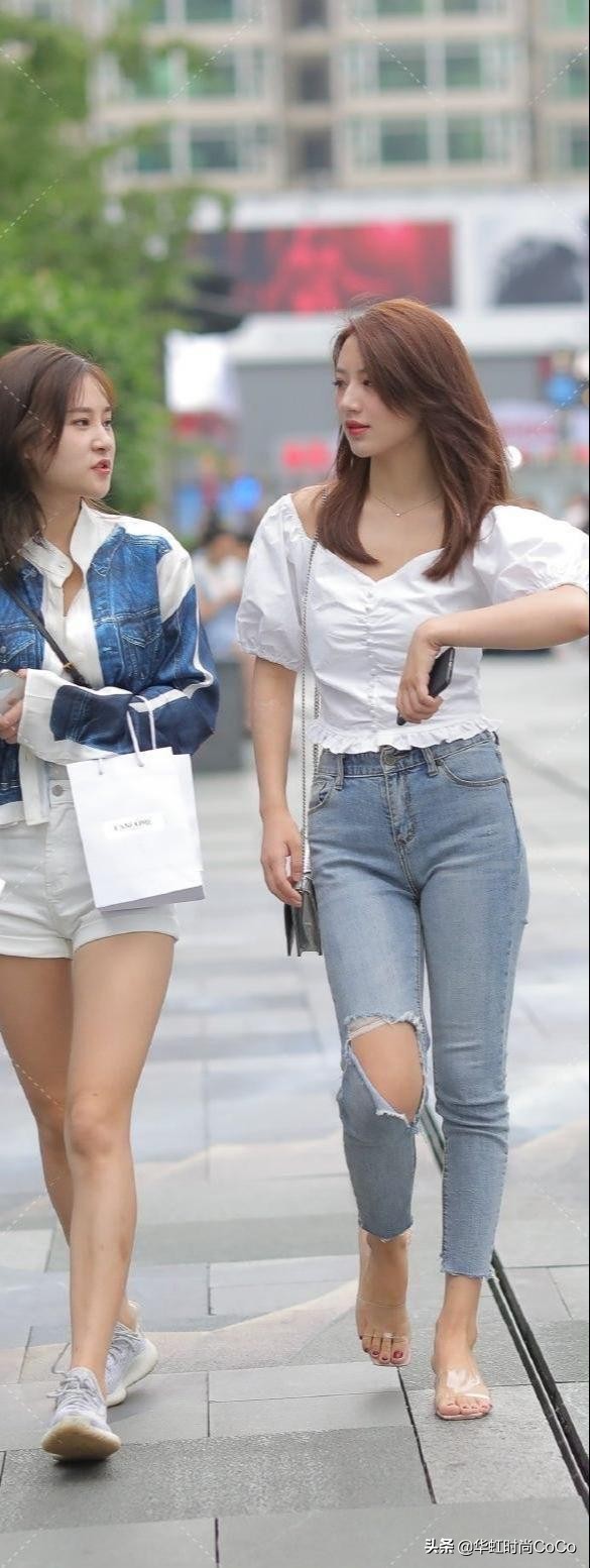 Street fashion beauty is very fashionable in ripped tight jeans - iNEWS