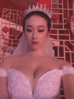 垂涎欲滴美女图GIF：妹子，别占着位置不开车了！