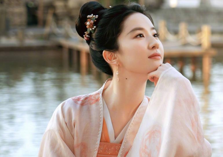 Liu Yifei stayed at home on vacation after filming, wearing pajamas and ...