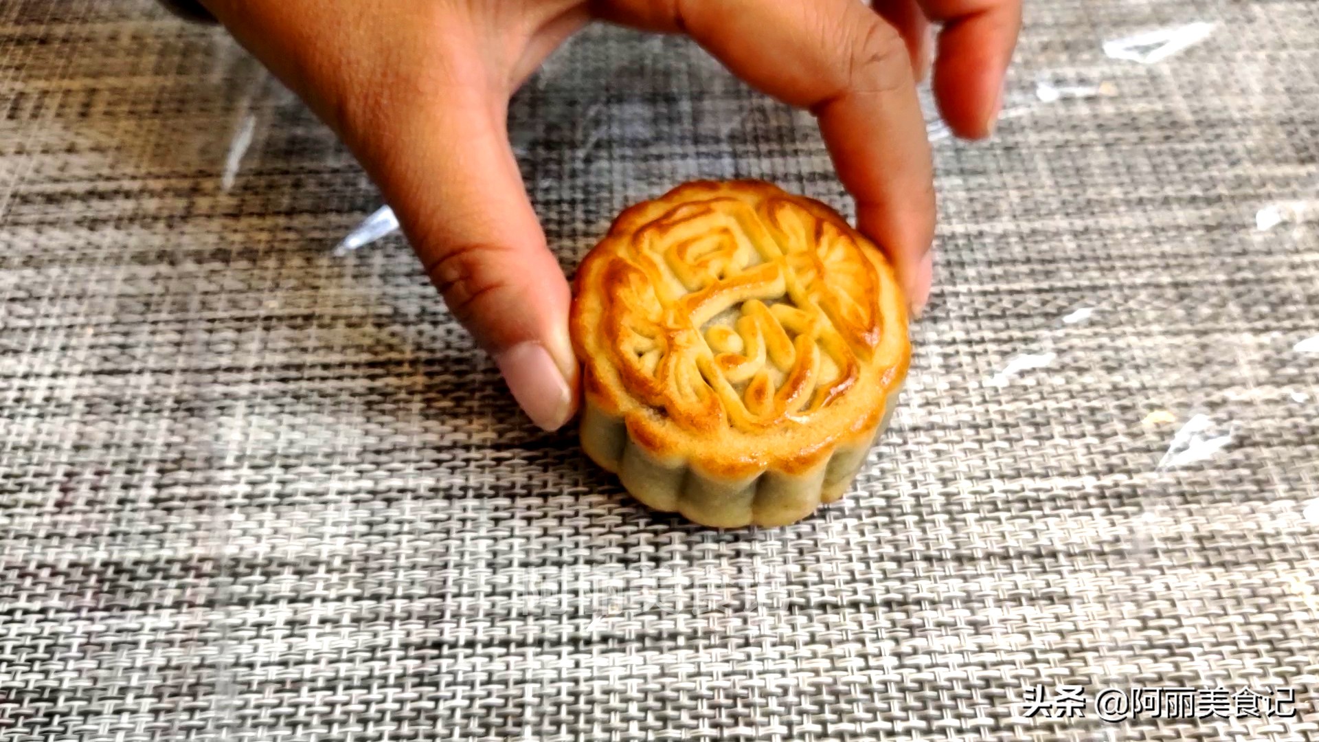 It's a mistake to put mooncakes that you can't finish eating directly