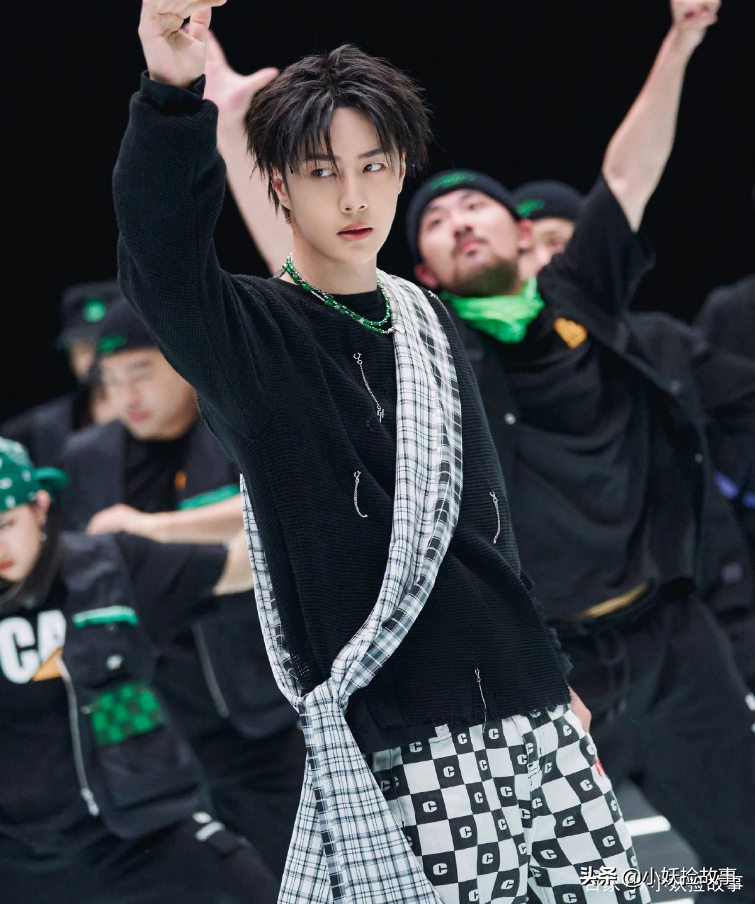 Wang Yibo's street dance show is here, the street style is simple black ...