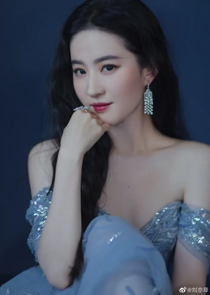 Liu Yifei is too sexy in a light blue and deep V dress!Angel face devil ...