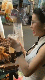 好身材美女GIF图：妹子，你这摆弄的姿势有点多啊！