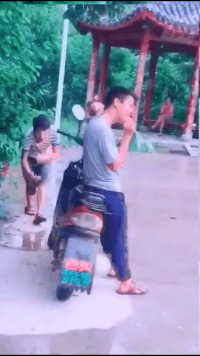 爆笑动图：好想知道这车里是不是在开车，发生了什么事情