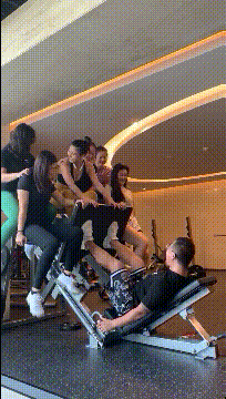 好哇的巨乳呀配上极品身材紧身裤哪能不激动 - 第3页 美女动图 第2张