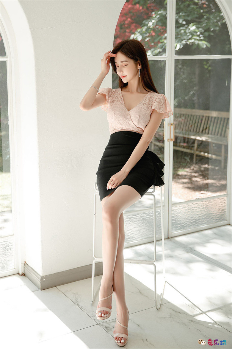 孙允珠：摩卡布丁镂空花玫浅粉包臀裙