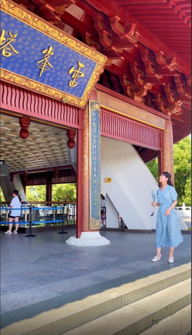 67-year-old Zhao Yazhi revisited Leifeng Pagoda with fair skin like a ...