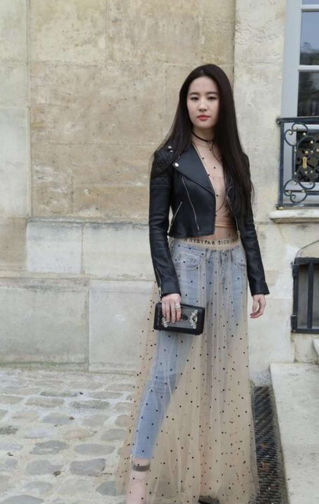 Liu Yifei wears a leather jacket and a see-through gauze skirt is ...