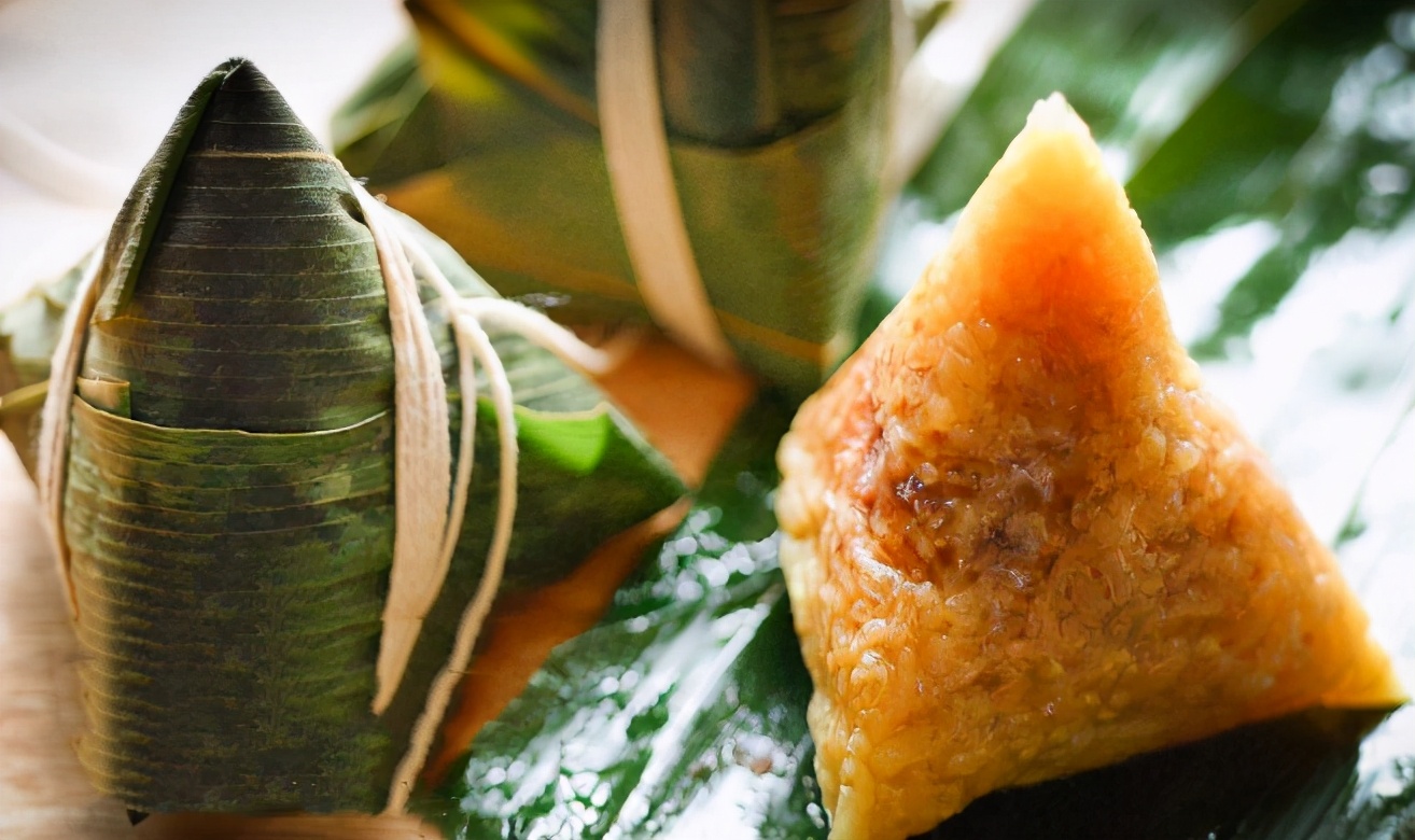 There is a knack for cooking rice dumplings. Add 