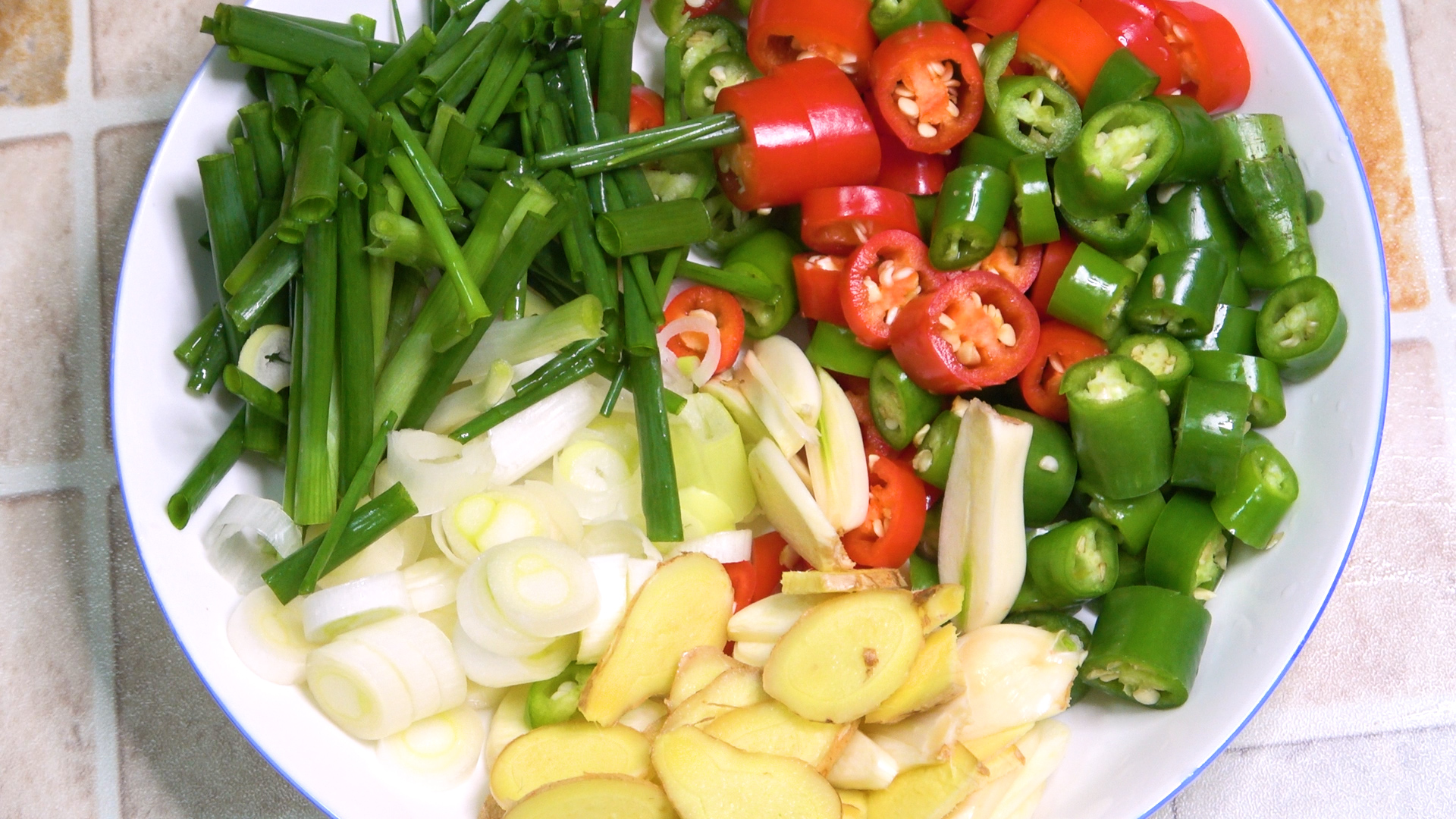 How to fry fish without sticking to the pan and not breaking the skin