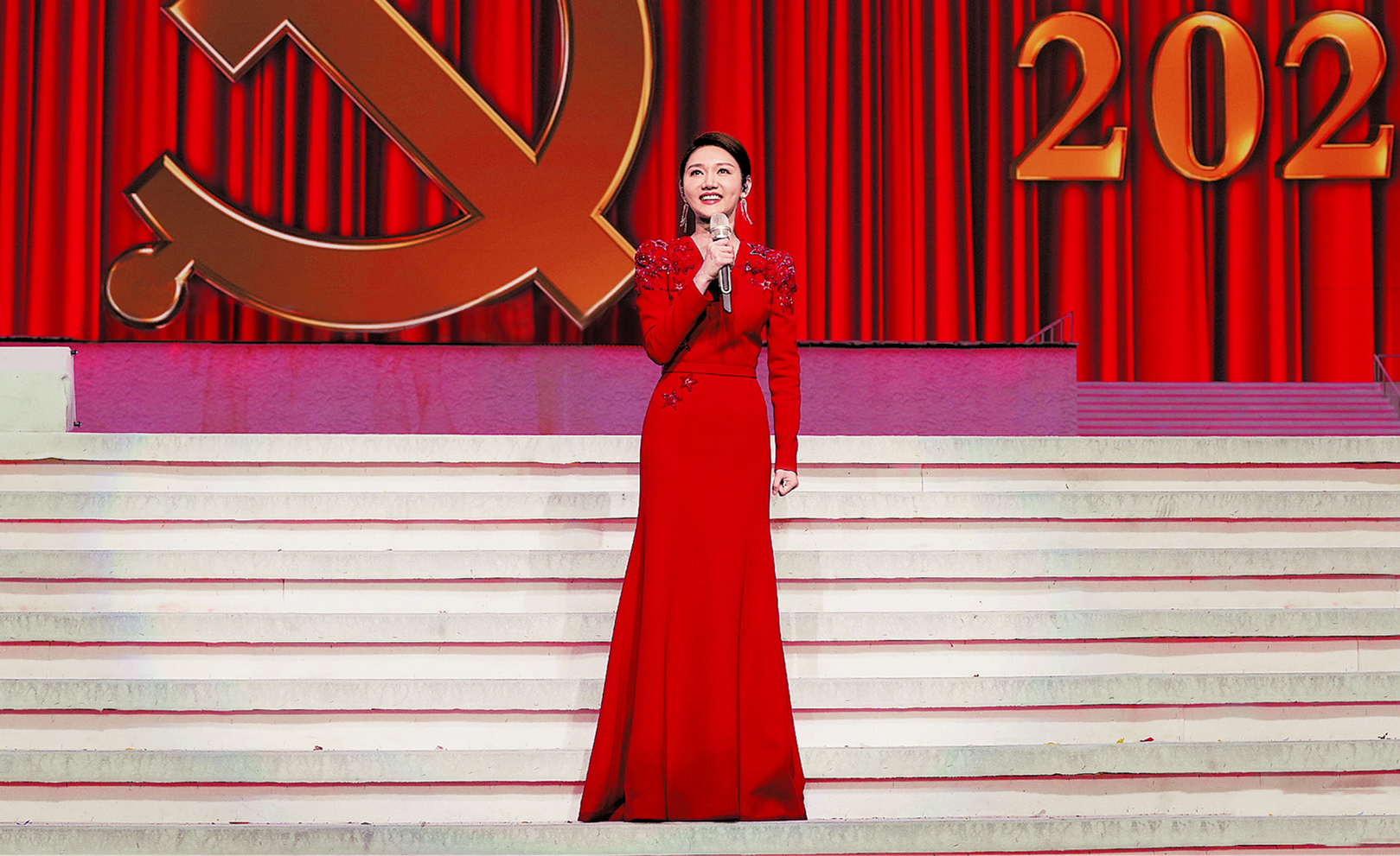 CCTV host Long Yang successfully went out of the circle, "China TV News ...