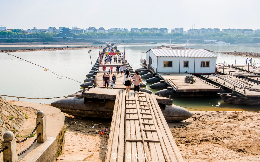 There Is An Ancient Pontoon Bridge In The Song Dynasty In Ganzhou