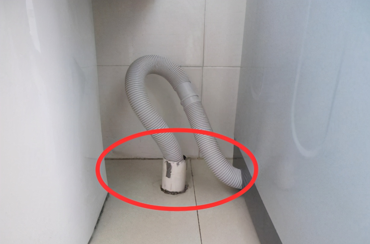 Don't plug the drain pipe of the washing machine into the floor to leak