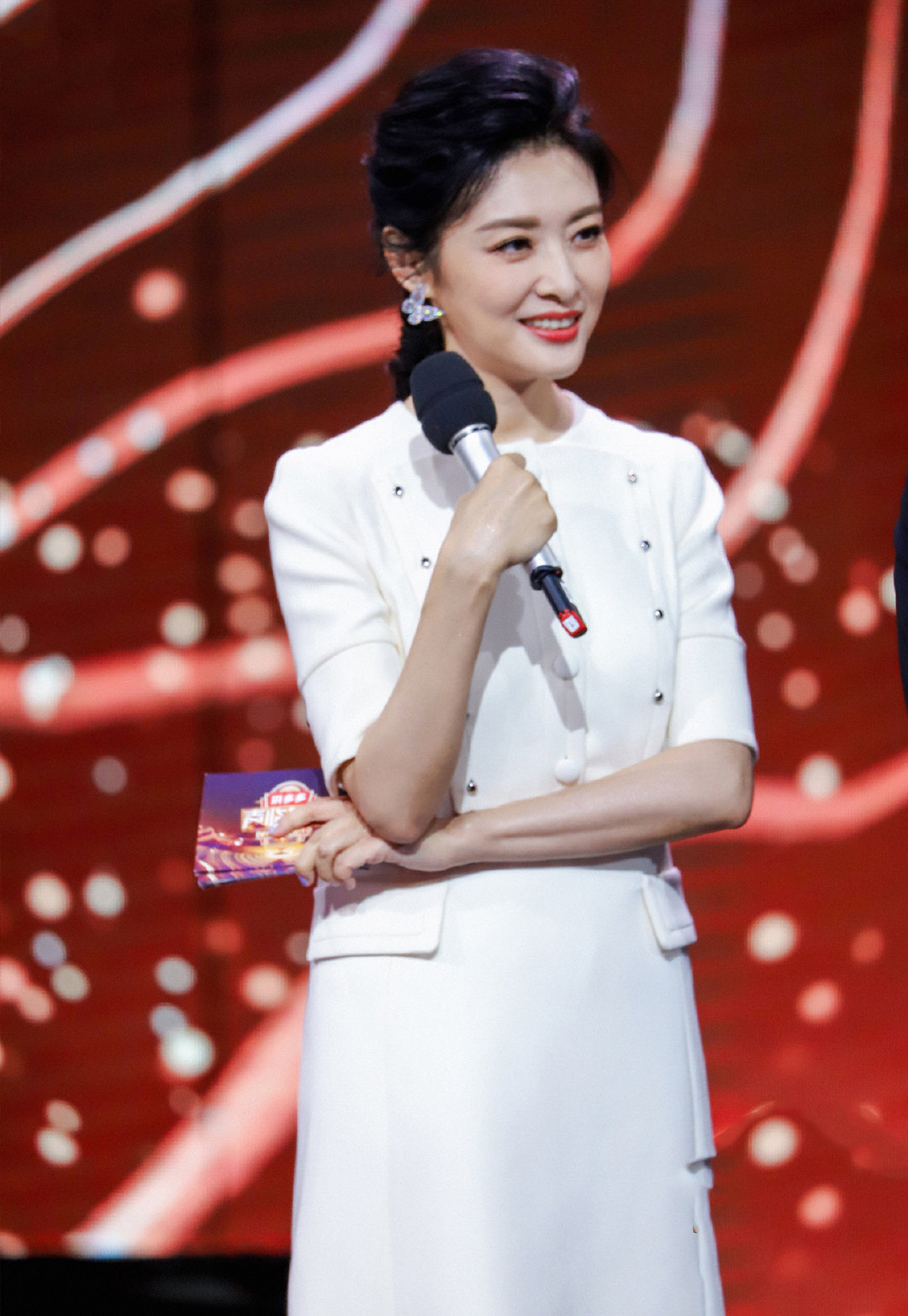 51-year-old Zhou Tao has a beautiful temperament, wearing a white skirt ...