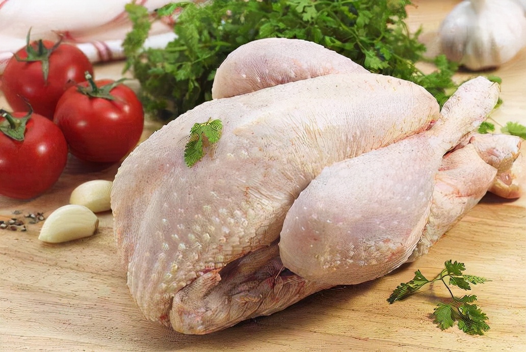 When chicken is blanched, do not use cooking wine, use "Chicken Three
