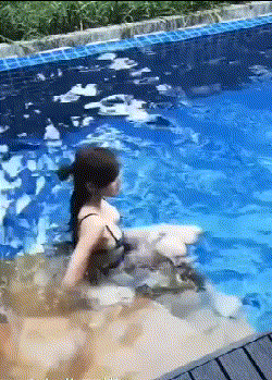 疯狂美女GIF动图：垂死病中惊坐起，美女我还可以的！