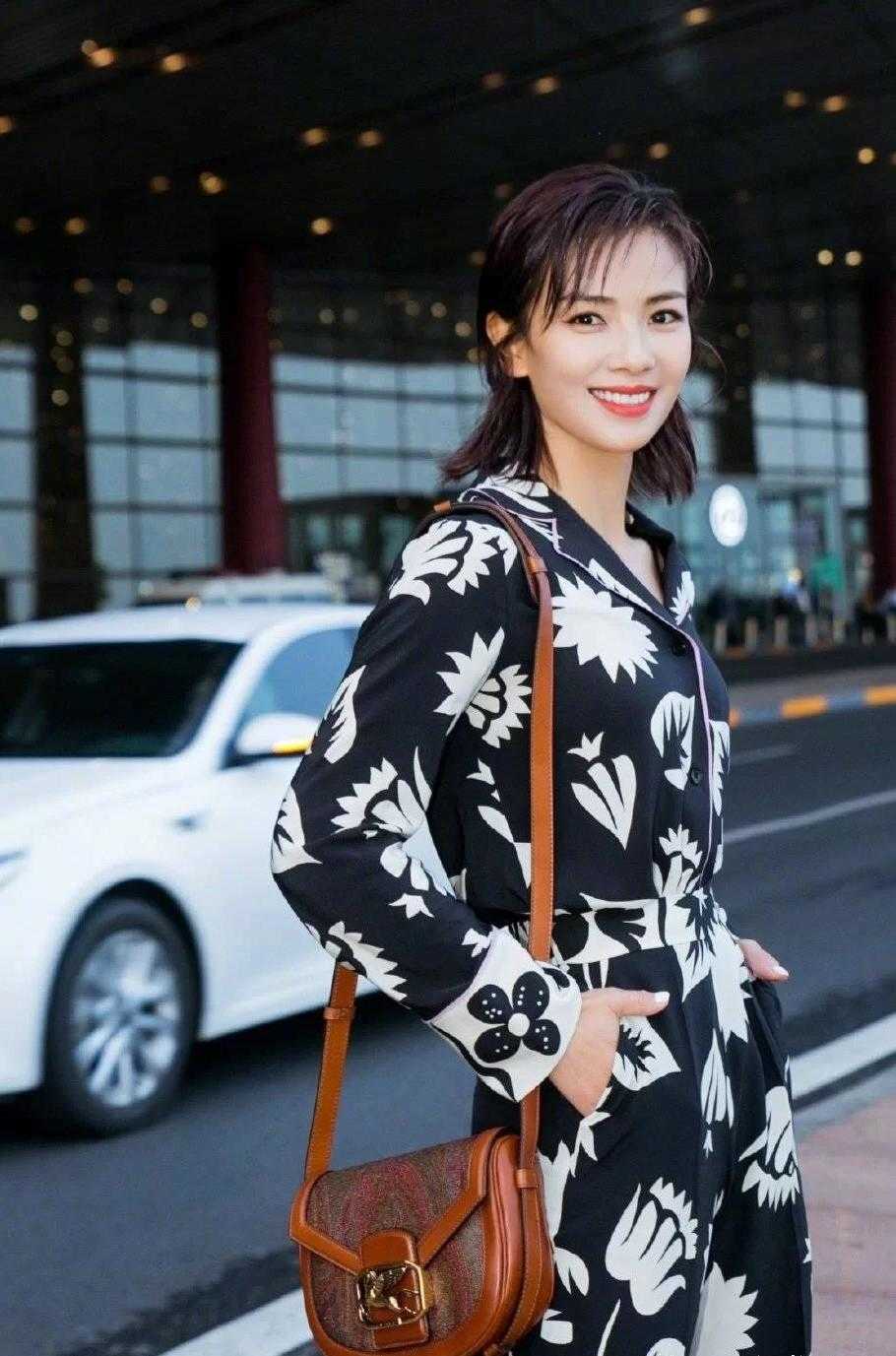 Liu Tao wore his pajamas again. The pajamastyle shirt and wideleg