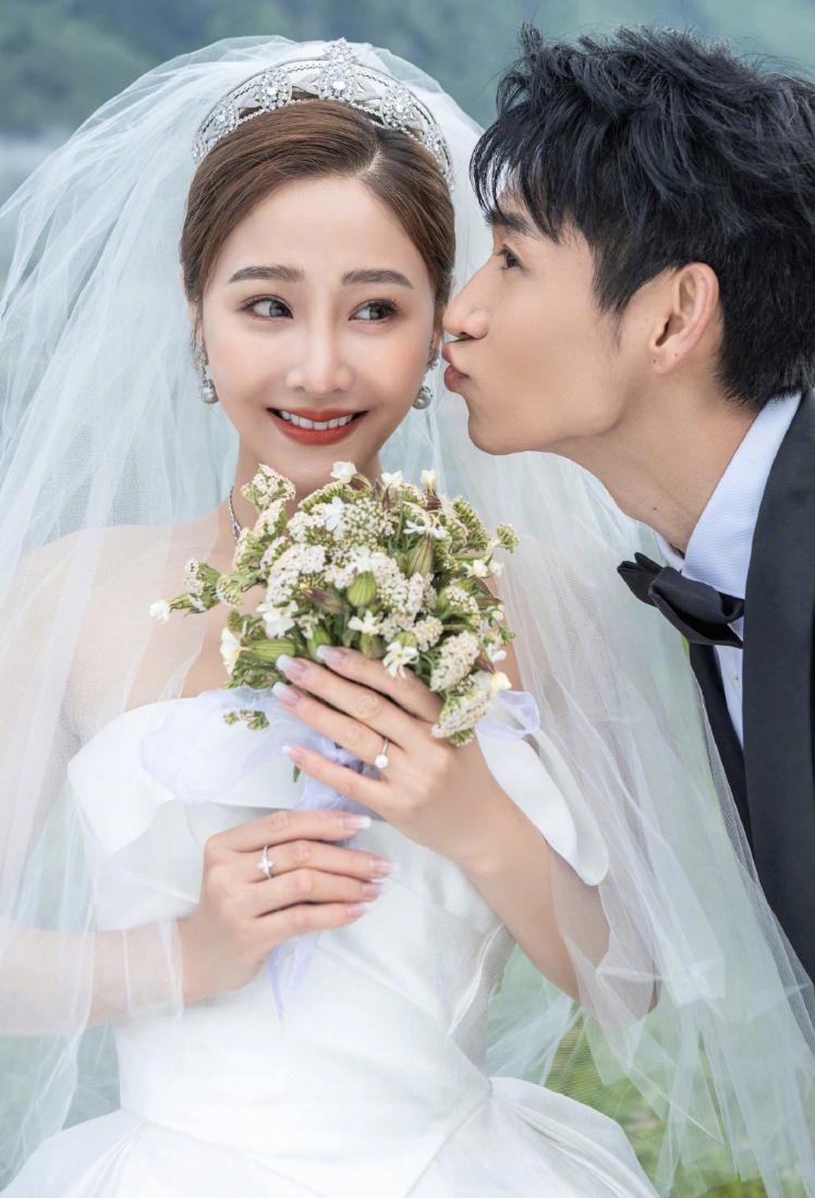 Wei Chen has a wedding photo on Qixi Festival, his wife Yu Wei looks ...