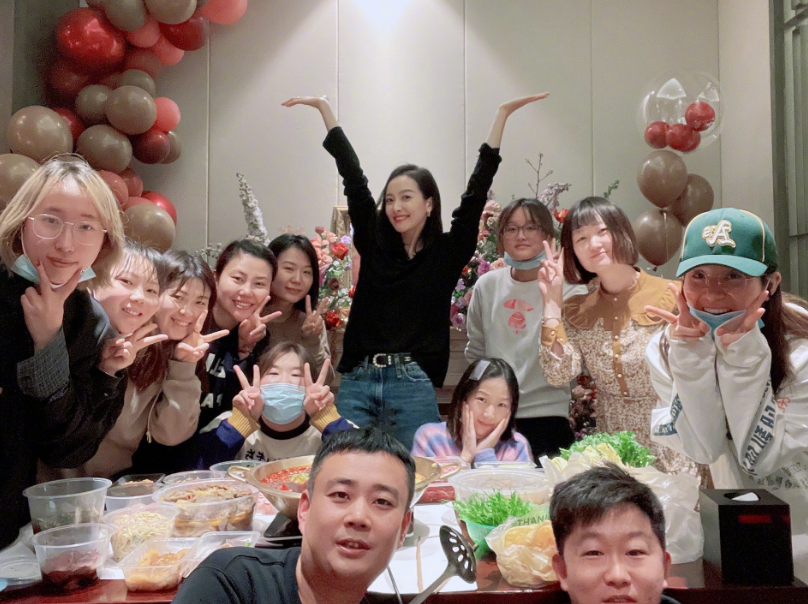 Victoria Song took photos after her birthday and hugged her boyfriend's ...