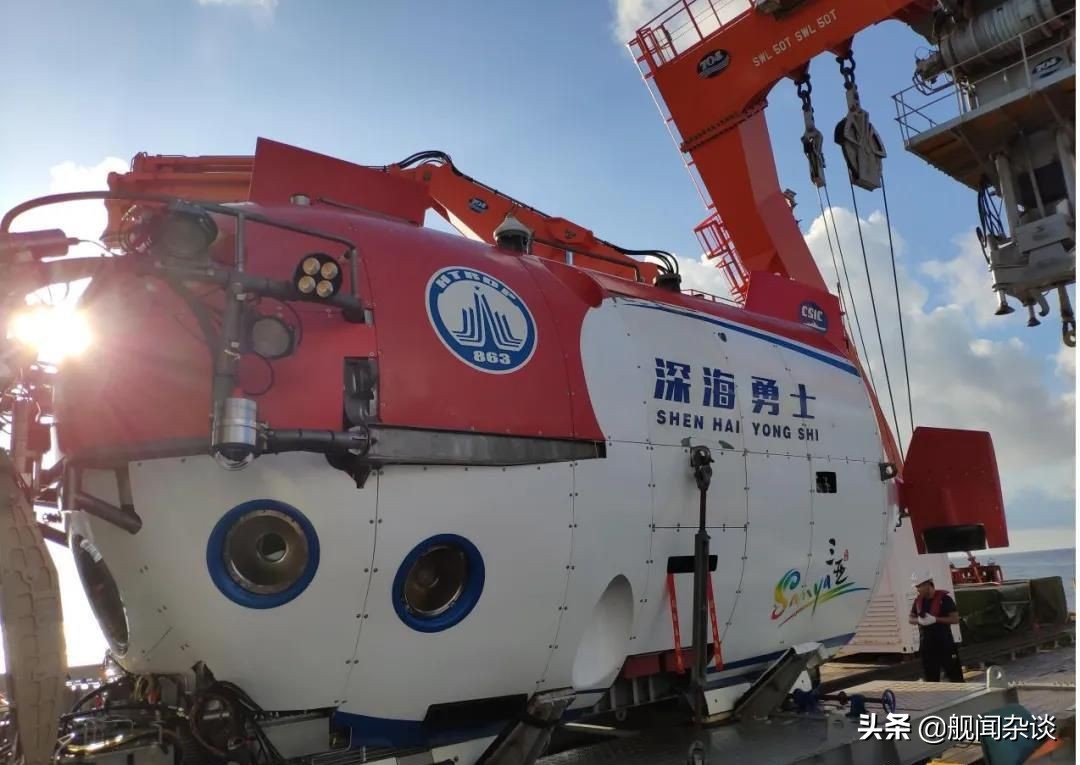 Set off again, the 925 salvage and rescue boat led the fleet to