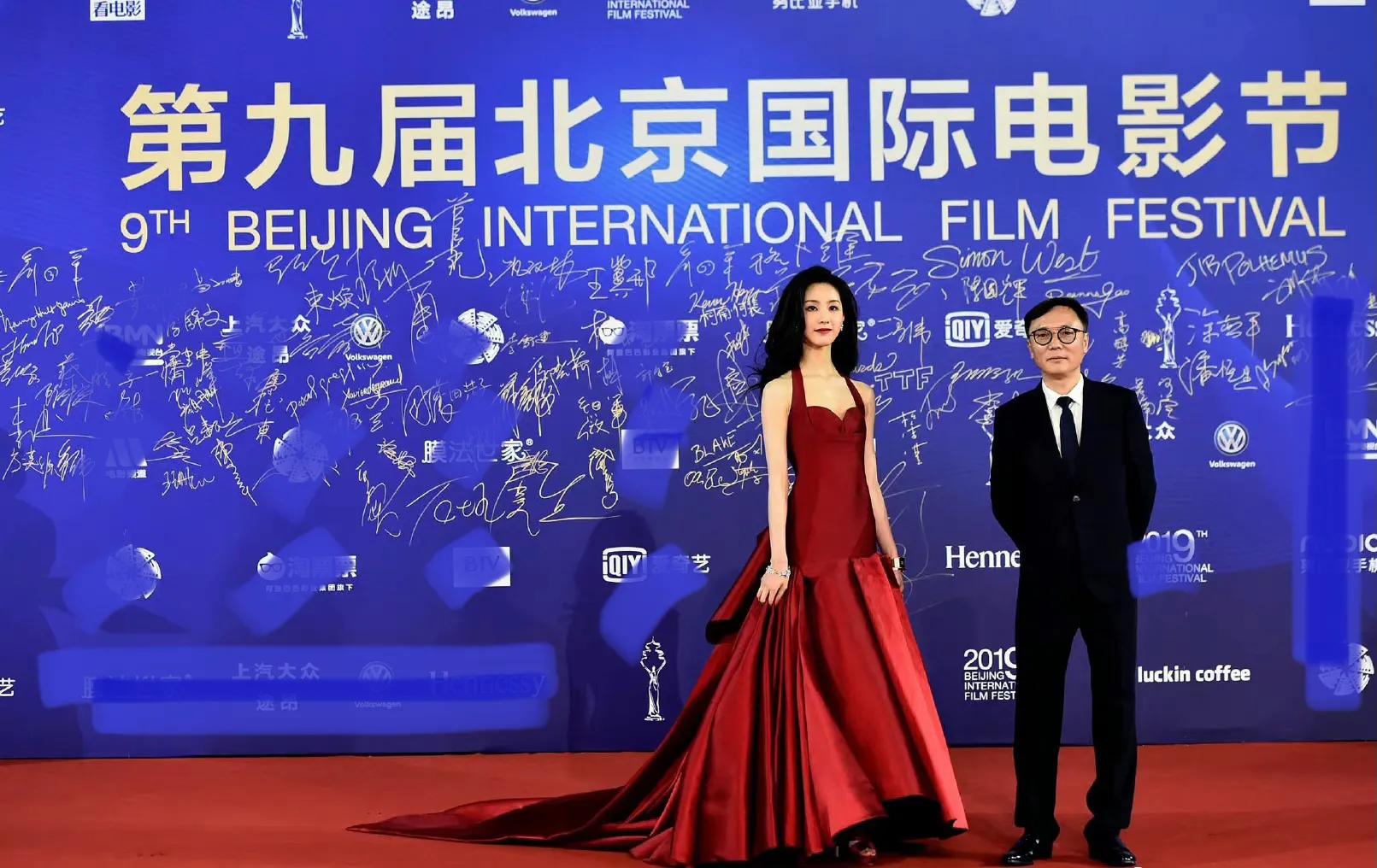 Female star red carpet look, Dongyu Zhou is the right time to wear it -  iMedia