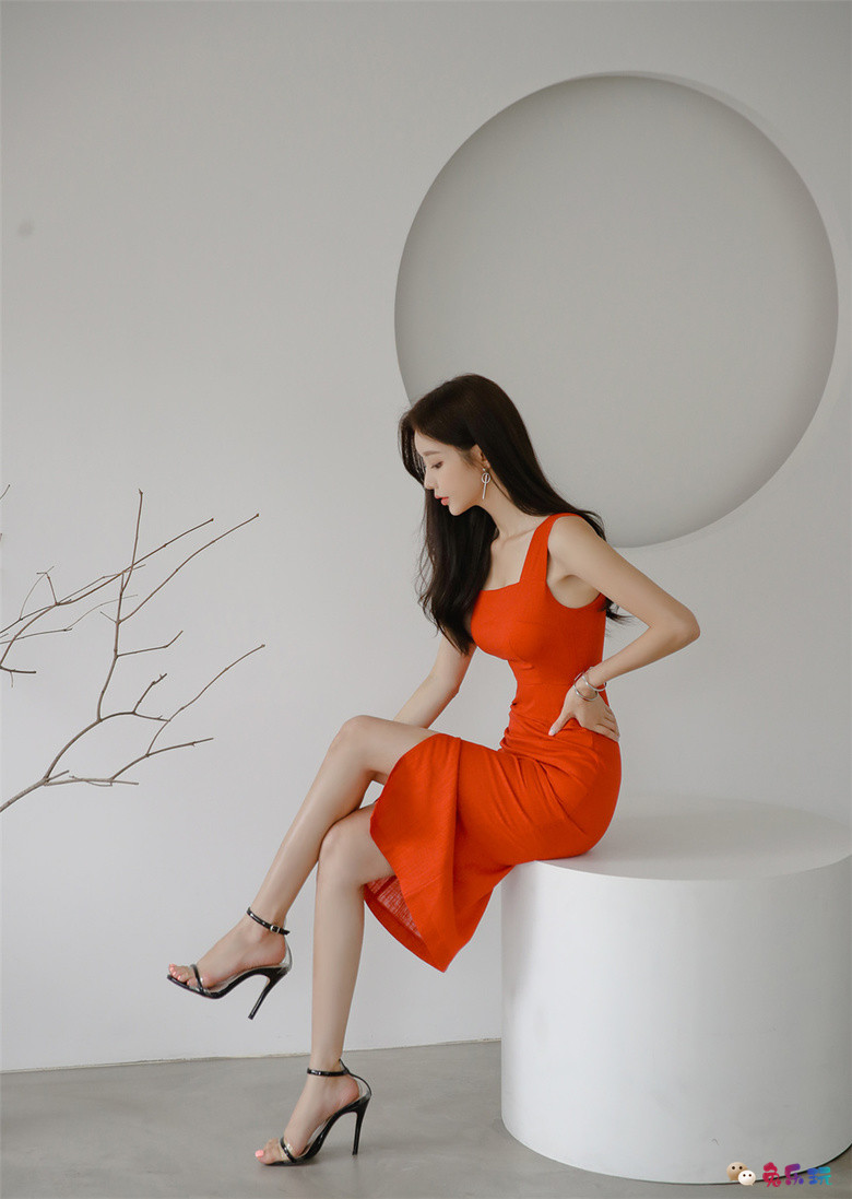 孙允珠：皎月红杏秋梦呢喃花榭连衣裙