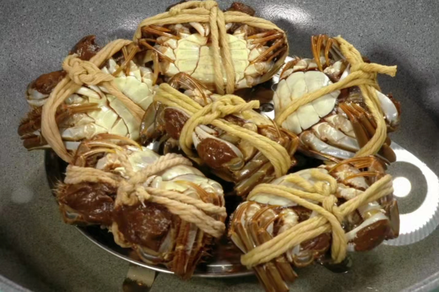 When steaming crabs, there is a big difference between steaming in cold