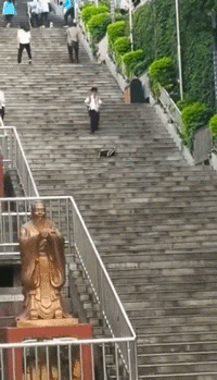 爆笑GIF动图：女人狠起来，你想都想不到