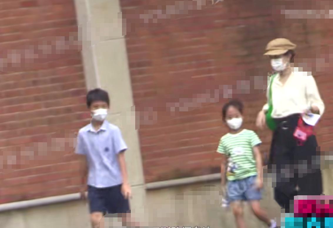 Sun Li personally picks up the child from school, carefully dressed up ...
