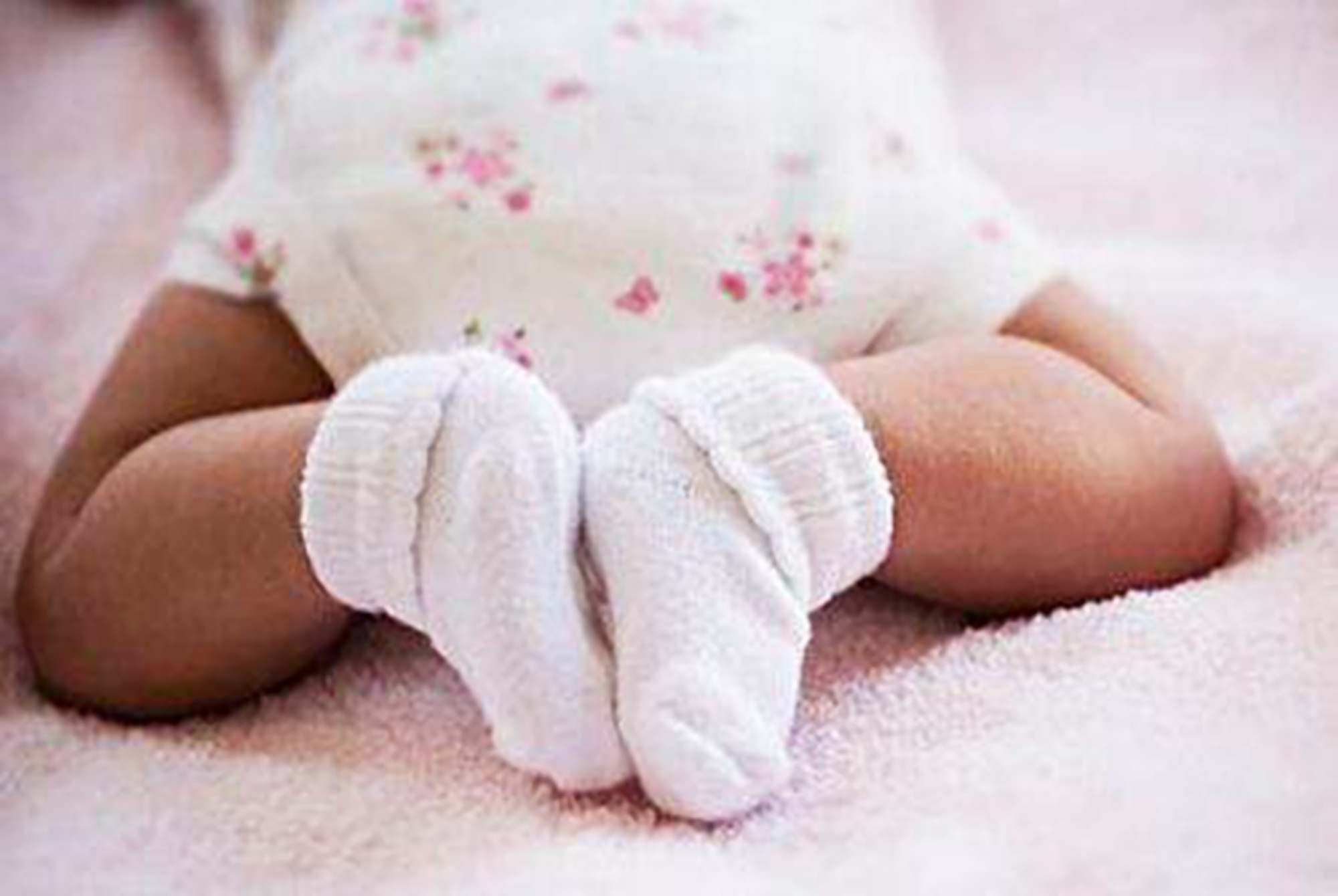 The baby likes to walk barefoot, but the parents are always afraid of