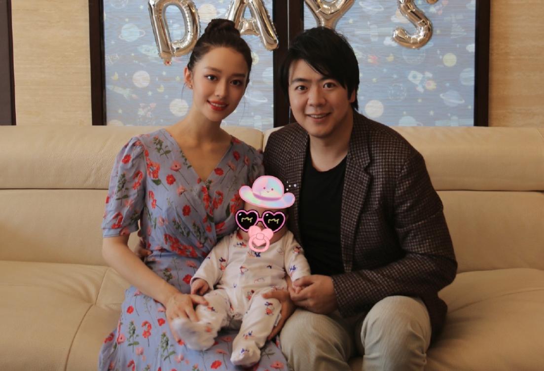 Lang Lang and his wife donated to the music classroom in the live