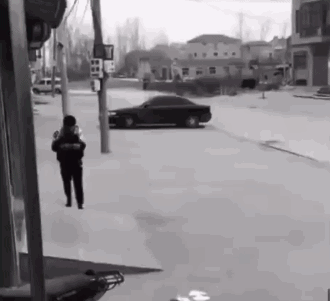 搞笑动图GIF：这，灵魂都被踹出窍了！