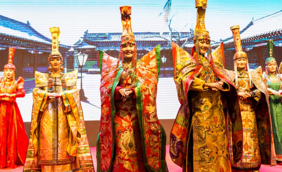 Genghis Khan has robbed so many foreign concubines, why not worry about