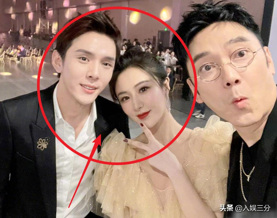 Li Jiaqi Weiya hasn't taken a selfie for a long time, and the two of ...